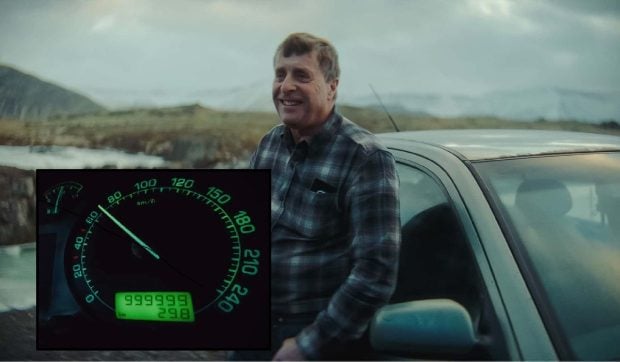 Un fermier a mers cu mașina pe care i-o cumpărase soției până când i-a apărut pe bord 999.999 kilometri: „A fost un moment incredibil”
