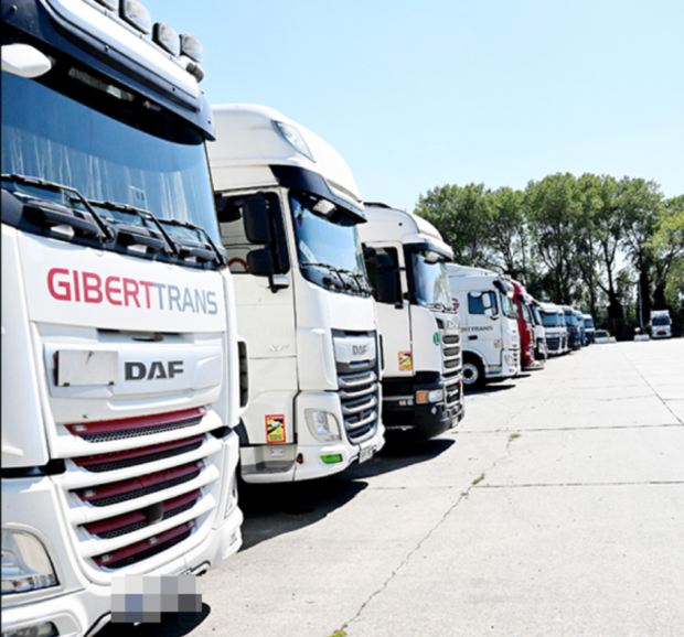 Un șofer român de TIR stă de 6 zile într-o parcare din Belgia: „Unii nu au nimic de făcut decât să aștepte și să bea”