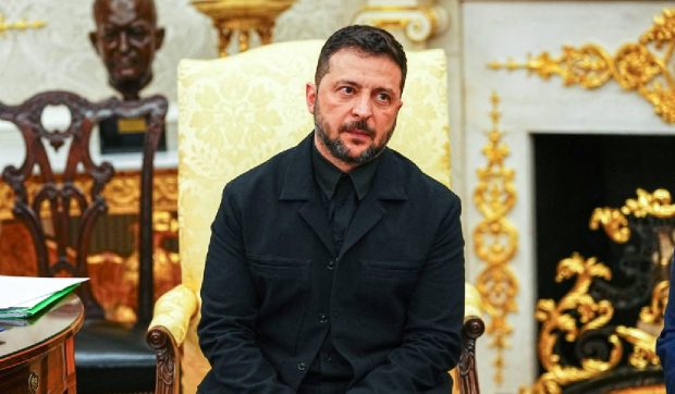 Costumul lui Zelenski de la Casa Albă, noua senzație mondială. De unde poți să-l comanzi și tu