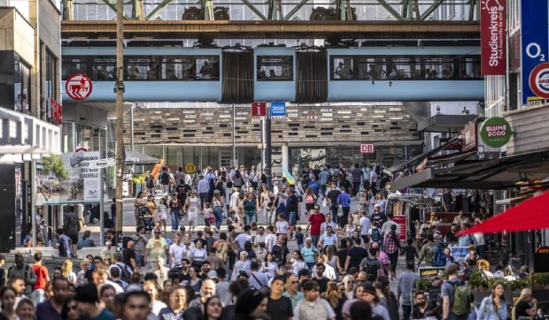 Aproape 80.000 de români primesc bani de la stat, în Germania: „O dinamită socială”