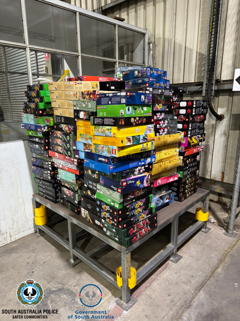 Un bărbat a furat jucării Lego, Pokemon și Barbie în valoare de 140.000 de euro. Poliția din Australia a folosit 3 camioane pentru a le confisca