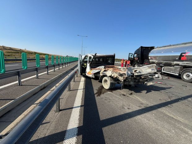 Trei muncitori au murit, după ce au fost loviți de TIR pe autostrada A1 Sibiu – Deva, în timp ce lucrau la carosabil. Traficul a fost oprit