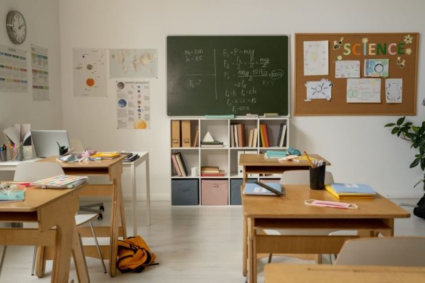 Tabla neagră cu cretă – instrumentul clasic pentru lecții interactive