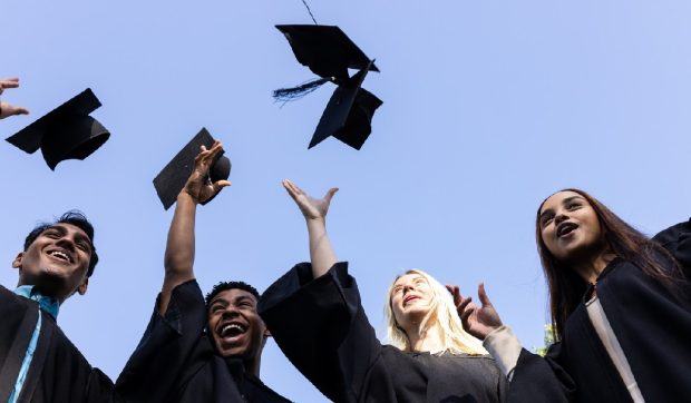Liceenii nu mai vor la facultate. Universitățile din România au mii de locuri neocupate
