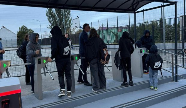 La un liceu din Craiova, accesul se face ca la metrou, pe bază de cartelă