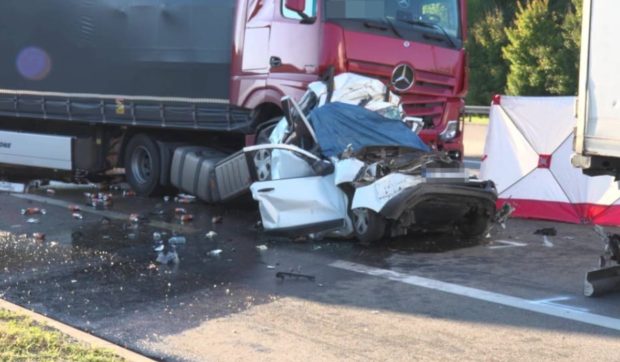Șoferii de TIR care au filmat din cabină cum a murit șoferul unei Dacii, în Germania, pedepsiți pentru că au folosit telefonul la volan