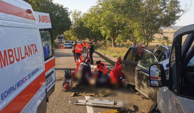 Accident rutier cu un autocar și un autoturism, în Botoșani: Sunt implicate 21 de persoane, dintre care 3 în stop cardio-respirator