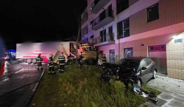 Un TIR scăpat de sub control lovește mașini parcate și un stâlp de curent la Cluj-Napoca, apoi intră în zidul unui bloc