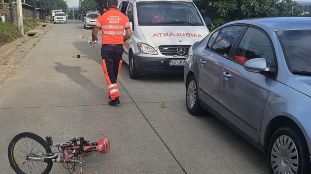 Un copil de 6 ani a murit după ce a intrat cu bicicleta de pe câmp pe șosea și a fost lovit de o mașină