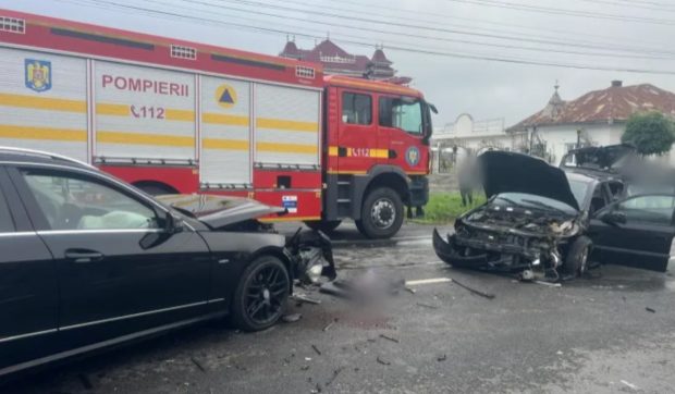 Accident în Cluj, pe DN 1, la ieșirea din Huedin, cu un autotren și trei autoturisme implicate: o femeie și un copil au fost transportați la spital