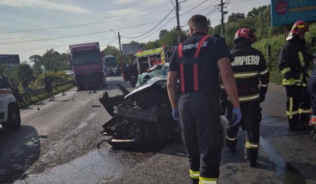 Un bărbat și un băiat de 14 ani au murit după ce un autoturism și un TIR s-au ciocnit, la ieșirea din Baia Mare | VIDEO