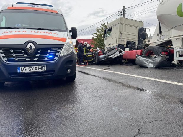 Trei oameni au murit pe DN7, la Bascov, Argeș, după ce un autoturism s-a izbit violent de o cisternă