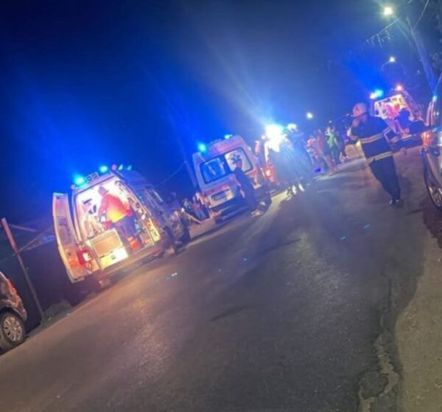 Un tânăr de 19 ani a intrat cu mașina într-o terasă din orașul Piatra Olt și a rănit mai mulți oameni. Nu era nici băut, nici drogat