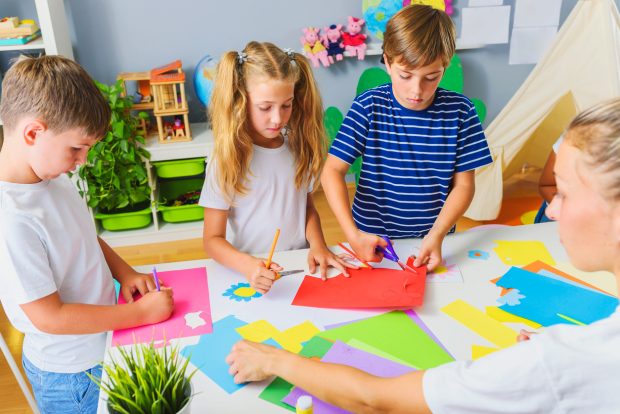Adezivii pentru papetărie UHU: precizie, rezistență și creativitate în fiecare proiect
