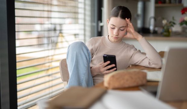 Factură imensă, după ce stat cu orele pe TikTok în vacanță. Cum era să-și falimenteze o adolescentă familia
