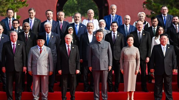 Adrian Năstase și Viorica Dăncilă, la Beijing, lângă dictatorii Xi Jinping, Vladimir Putin și Kim Jong-un. Reacțiile din lumea politică
