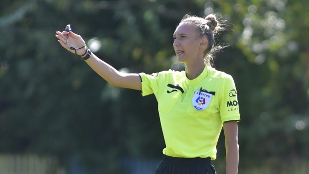 Arbitra Alexandra Ogică își urmează visul de a ajunge ecuson FIFA. Soția celui supranumit „Spaima loteriei” a condus la Ploiești un meci feminin din Liga 2: „Ea când vrea să fluiere, fluieră!”