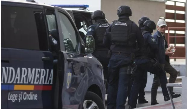 Duba cu jandarmi în care a fost adus la București Alexandru Bălan, făcută praf de un TIR pe drumul de întoarcere