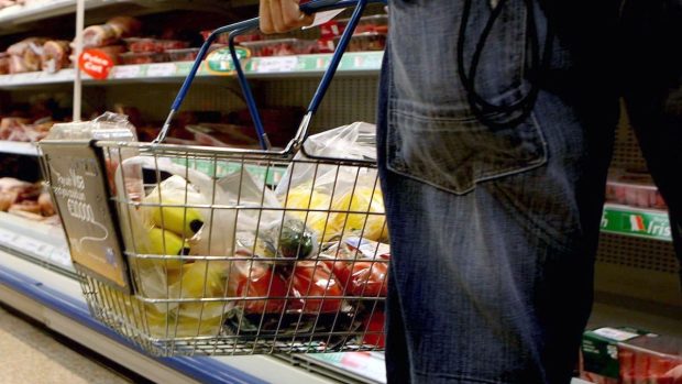 Ilie Bolojan a decis. Alimentele de bază vor rămâne cu adaos plafonat încă 6 luni. Hotărârea, luată în coaliția PNL-PSD-USR-UDMR