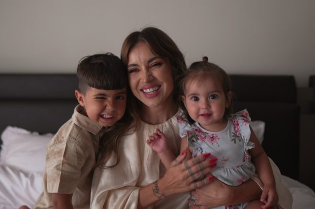 Imagine Stire Motivul pentru care Alina Ceușan a amânat botezul fetiței sale. Perla are un an: „Am vrut, inițial, să fac foarte rapid, la 2-3 luni cum e tradițional” | 2review.ro