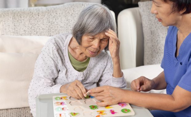 Marea Britanie începe testarea unui diagnostic revoluționar pentru Alzheimer, pe bază de sânge
