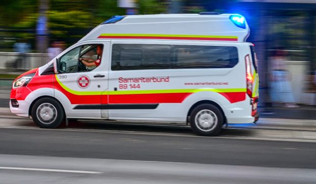 Opt beri, puțin vin, alcool tare la sfârșit, apoi bărbatul a sărit din ambulanță, în mers, în mijlocul autostrăzii: „Picătura care a umplut paharul”