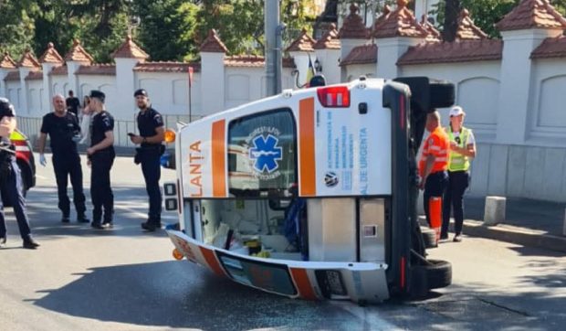 O șoferiță din București a intrat direct într-o ambulanță carea avea semnalele acustice și sonore active, în intersecția Leu