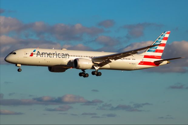 O femeie a fost legată cu bandă adezivă de scaun în timpul unui zbor spre Las Vegas, după ce a făcut scandal în avion I VIDEO
