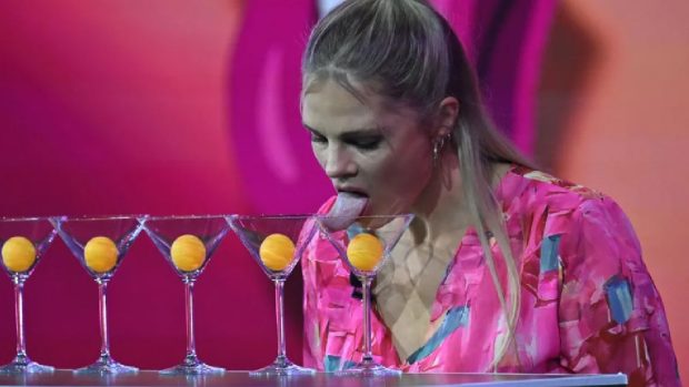 A stabilit un nou record mondial folosindu-și limba lungă de 7 centimetri: „Cu o astfel de lungime, ai o mare carieră în față” | VIDEO