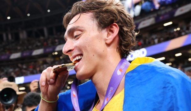 Armand Duplantis, primul om care a depășit 6,30 metri la săritura cu prăjina. Sportivul a luat medalia de aur la Tokyo