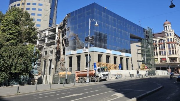 A început demolarea sediului BCR din Calea Victoriei, fostă clădire Bancorex în anii ’90. Cum va arăta zona peste câțiva ani
