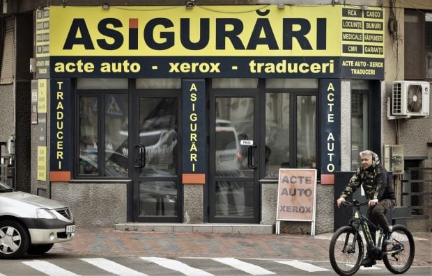 Profituri istorice pentru asigurătorii din România, în timp ce polițele RCA se scumpesc din nou, după eliminarea plafonării. Transportatorii amenință cu proteste