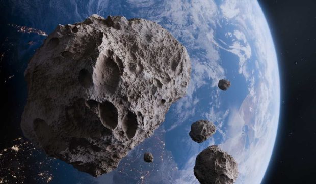 Un asteroid de mărimea unui zgârie-nori, despre care se spunea că va lovi Pământul peste 60 de ani, va trece în viteză pe lângă noi – joi
