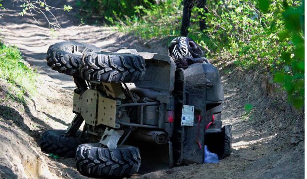 Un copil de 13 ani a murit după ce a intrat cu ATV-ul într-un copac, în Argeș