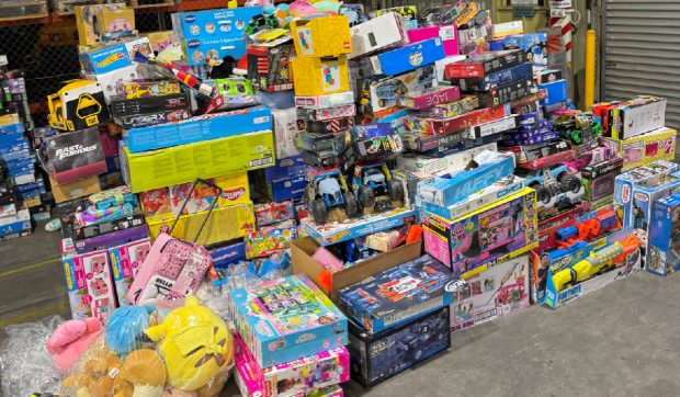 Un bărbat a furat jucării Lego, Pokemon și Barbie în valoare de 140.000 de euro. Poliția din Australia a folosit 3 camioane pentru a le confisca
