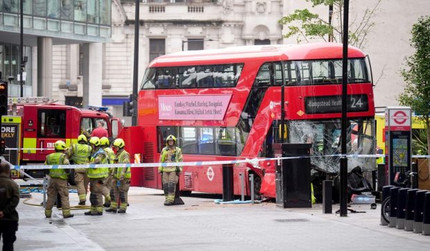 Un autobuz turistic a provocat panică în Londra după ce a intrat în mulțime pe Victoria Street: mai mulți răniți