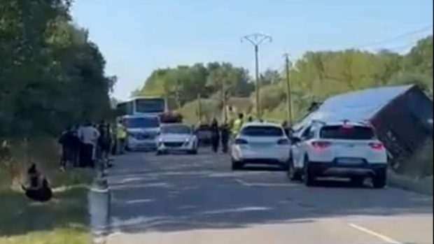 Autocarul plin cu români plecați la cules de struguri în Bordeaux s-a răsturnat pe o șosea din Franța