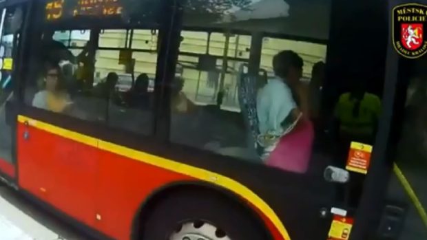 Un băiețel de 3 ani a fugit cu autobuzul, după ce s-a supărat pe mama lui, în Cehia: „Polițiștii l-au atras cu o înghețată”