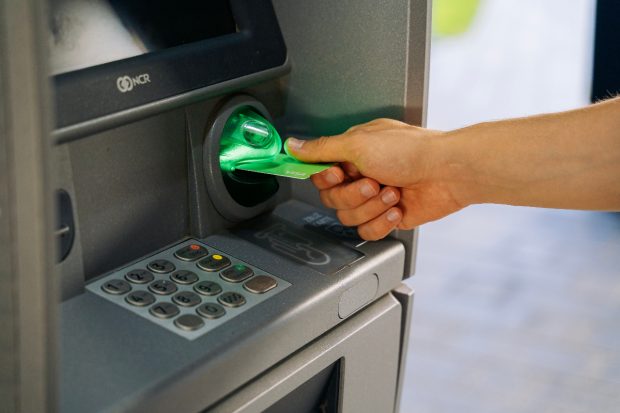 Un american a uitat în bancomat chitanța și toată lumea a aflat câți bani mai are în cont: „E incredibil ce vieți trăiesc oamenii”