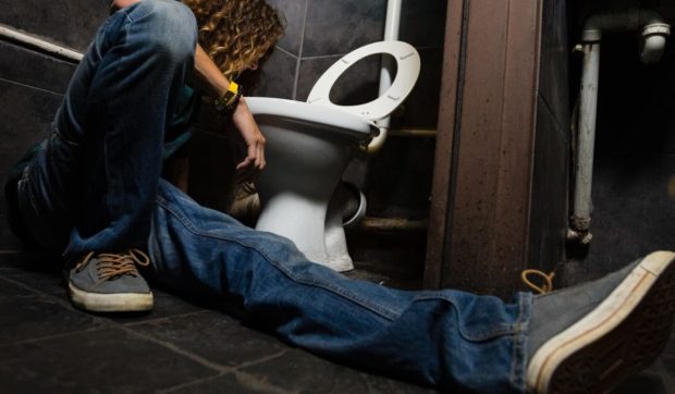 Un bărbat a intrat într-un restaurant KFC, și-a comandat de mâncare, a mers la toaletă și a murit. A fost găsit abia după 30 de ore