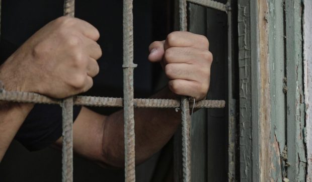 Vacanța unui tată român a devenit un coșmar: a petrecut aproape o lună în închisoare, după ce a fost confundat cu un infractor