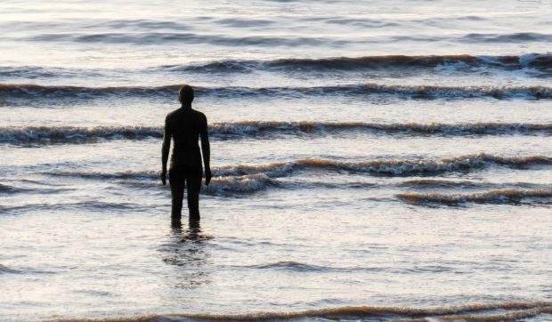 Cum a reușit un bărbat să supraviețuiască 40 de ore plutind în derivă pe mare cu un colac: „Mi-era frică să mor”