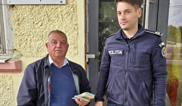 Un bărbat a găsit 24.000 de lei pe jos, la târgul din Dumbrăveni și a luat o decizie care îi face cinste