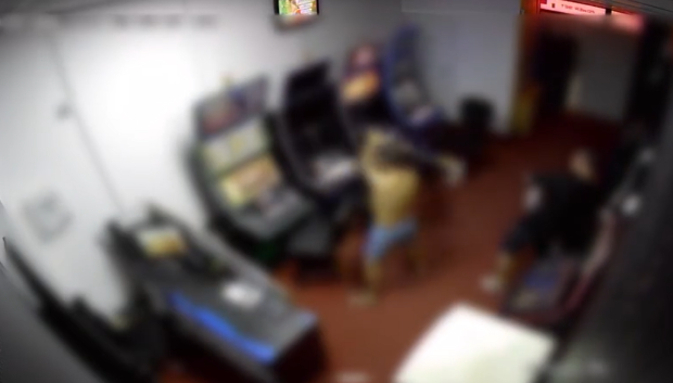 Momentul în care un bărbat din Craiova distruge cu toporul aparatele dintr-o sală de jocuri după ce a pierdut 3.000 de lei