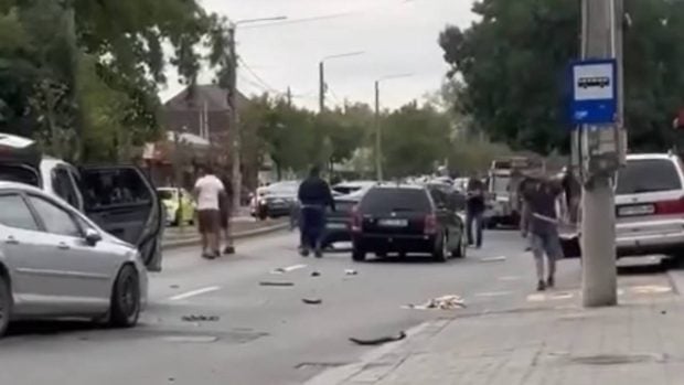 Bătaie cu bâte și topoare în plină stradă la Craiova: un mort și patru răniți. Polițiștii au reținut 3 oameni