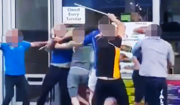 Bătaie sângeroasă cu săbii și cuțite pe o stradă din Marea Britanie: șapte bărbați, trimiși în judecată