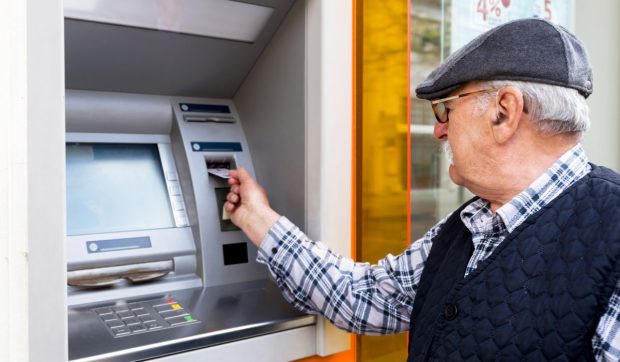 Un bătrân de 93 de ani din București, cu Alzheimer, a rămas fără 1.552.128 de lei după ce a cunoscut mai mulți bărbați la mormântul soției sale