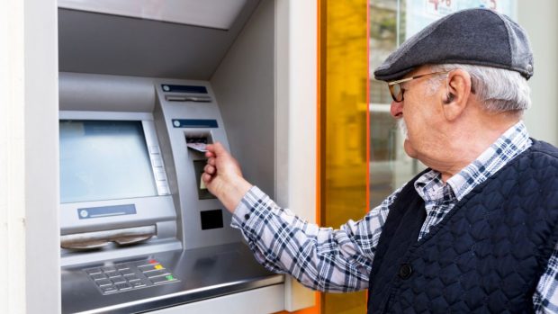 Toate bancomatele din România vor oferi posibilitatea retragerii sumei exacte, indiferent de cardul utilizat