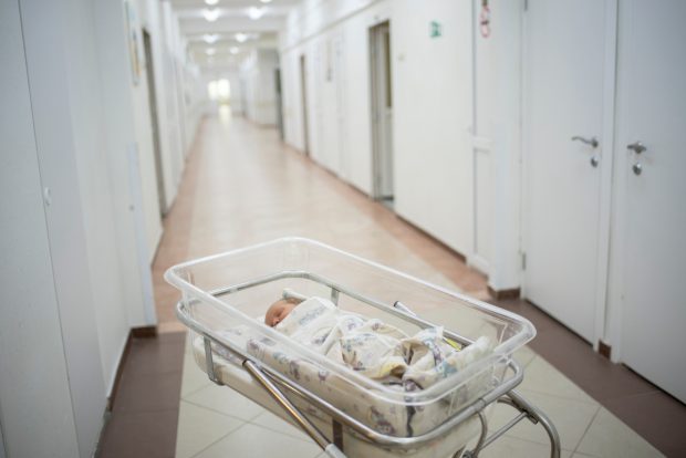 Anunțată că fiul ei a murit la naștere, o mamă din Noua Zeelandă a primit un mesaj de la el după 42 de ani