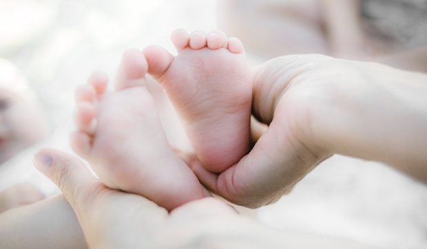 Bebeluș, găsit într-un rezervor de toaletă dintr-o clădire de birouri din Bangkok. Copilul era încă în viață, dar hipotermic și slăbit